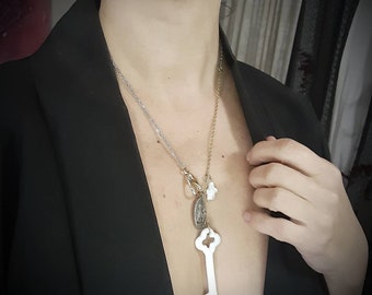 Collier pendentifs - cle en céramique, médaille vintage,perle.