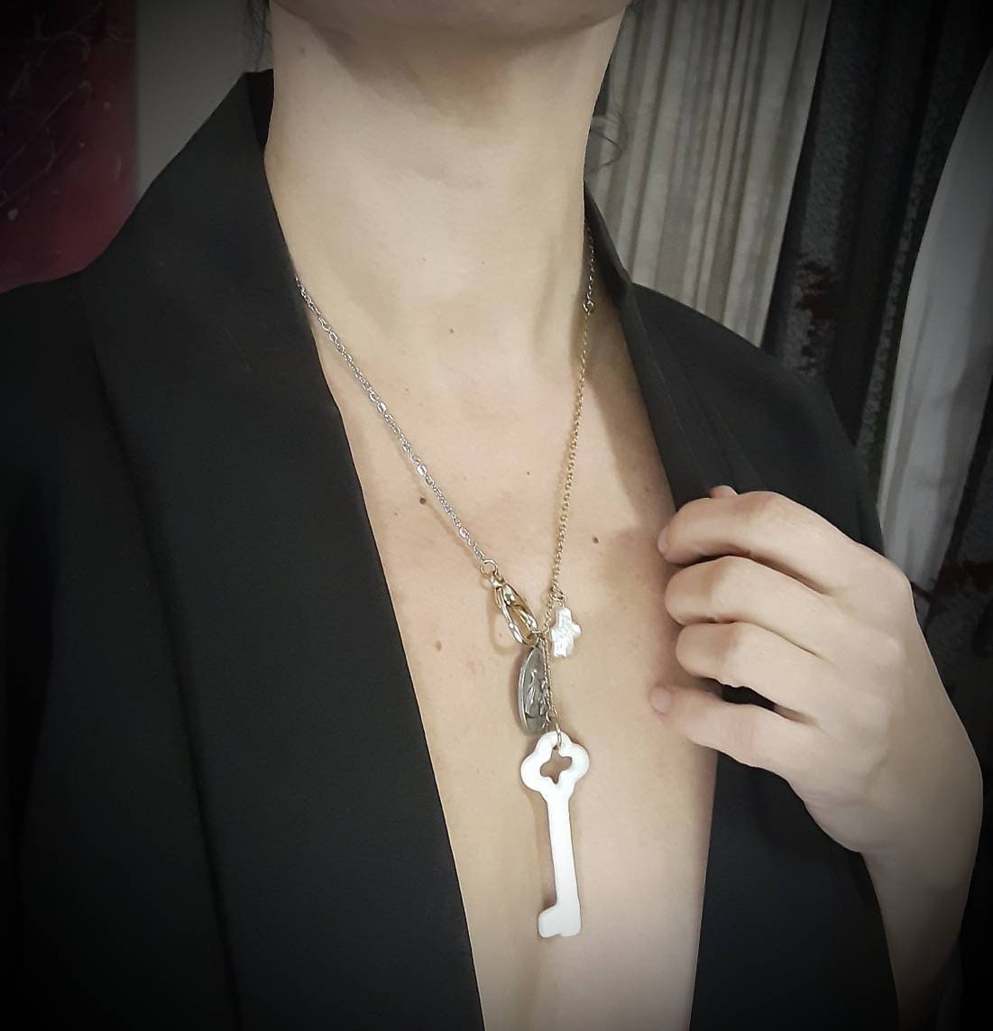 Collier Rétro Avec Perles Blanches, Noires, Or Et Décor Floral - Modèle *3888 - Occasion - Sans Marque