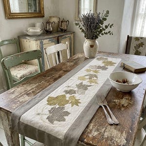 Può includere: Un set di tre tazze in ceramica con finitura opaca e macchiettata. Le tazze sono nei toni del crema, grigio chiaro e grigio scuro. Ogni tazza ha un design semplice e minimalista e un manico arrotondato. Le tazze sono impilate.