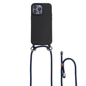 Puede incluir: Una funda de teléfono negra con una correa de teléfono azul marino. La funda tiene la palabra "Envy" impresa en la parte posterior.