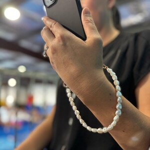 Estuche negro + pulsera de perlas / Estuche para iPhone / Charms para teléfono / Estuche para teléfono Samsung / Pulsera de perlas / Accesorio / CharmsBeads / Emily in Paris