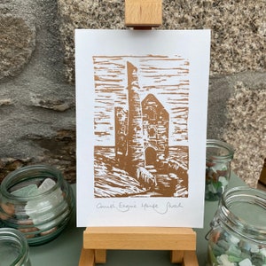 Könnte beinhalten: Ein brauner und weißer Druck eines Cornish Engine House mit dem Text "Cornish Engine House Sarah" unten.