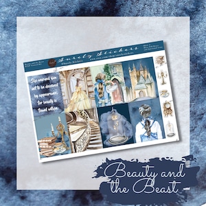 Può includere: Un foglio di adesivi a tema La Bella e la Bestia. Il design presenta illustrazioni ad acquerello di personaggi, un castello e citazioni. La tavolozza dei colori comprende blu, giallo e marrone. Il testo "Beauty and the Beast" è in basso.