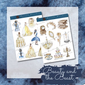 Può includere: Due fogli di adesivi con illustrazioni ad acquerello di personaggi e oggetti de "La Bella e la Bestia". Gli adesivi includono Belle nel suo abito giallo, la Bestia, un orologio, uno specchio e una rosa. Il testo "Beauty and the Beast" è in basso.