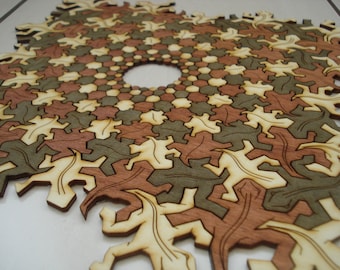 Könnte beinhalten: Ein rundes Holzpuzzle mit einem Loch in der Mitte. Das Puzzle besteht aus ineinandergreifenden Teilen, die ein Muster aus Blättern in Braun-, Grün- und Beigetönen bilden.