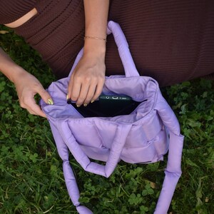 Puffer bag in color lilac, water resistant puffy pillow bag, handmade quilted tote bag, padded square bag image 4