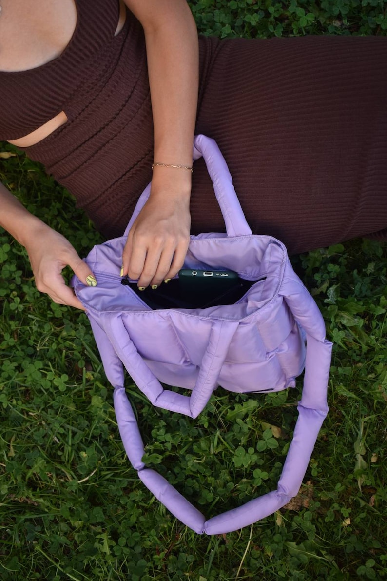 Puffer bag in color lilac, water resistant puffy pillow bag, handmade quilted tote bag, padded square bag image 4