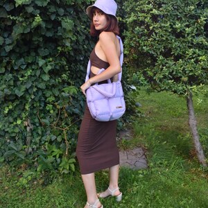 Puffer bag in color lilac, water resistant puffy pillow bag, handmade quilted tote bag, padded square bag image 7