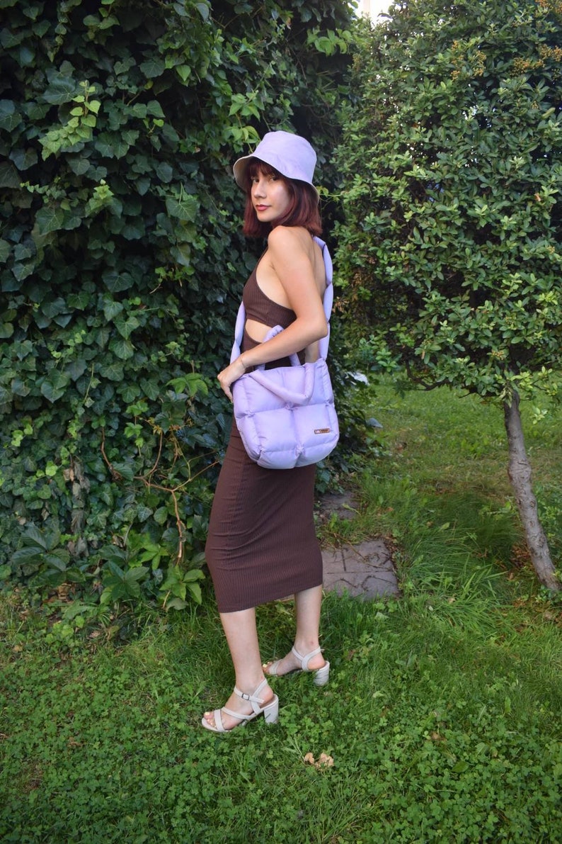 Puffer bag in color lilac, water resistant puffy pillow bag, handmade quilted tote bag, padded square bag image 7