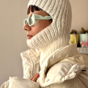 Pasamontañas de punto blanco hecho a mano / Máscara de esquí de invierno acogedora / Capucha de lana suave para mujeres y hombres / Gorro de punto peludo / Accesorio de moda de invierno