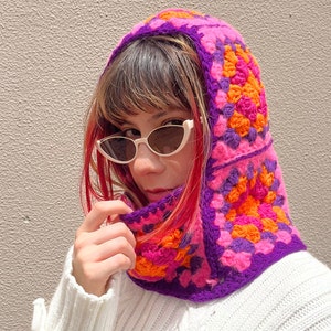 Pasamontañas cuadrado de ganchillo hecho a mano, estilo abuela, capucha de lana rosa y naranja con otras opciones de color.