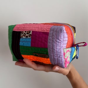 Trousse de maquillage matelassée colorée, trousse de toilette spacieuse, pochette au design unique