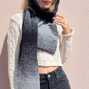 Hand gestrickter Wollschal in Farbverlauf schwarz und grau Tönen