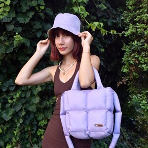 Puffer bag in color lilac, water resistant puffy pillow bag, handmade quilted tote bag, padded square bag image 3