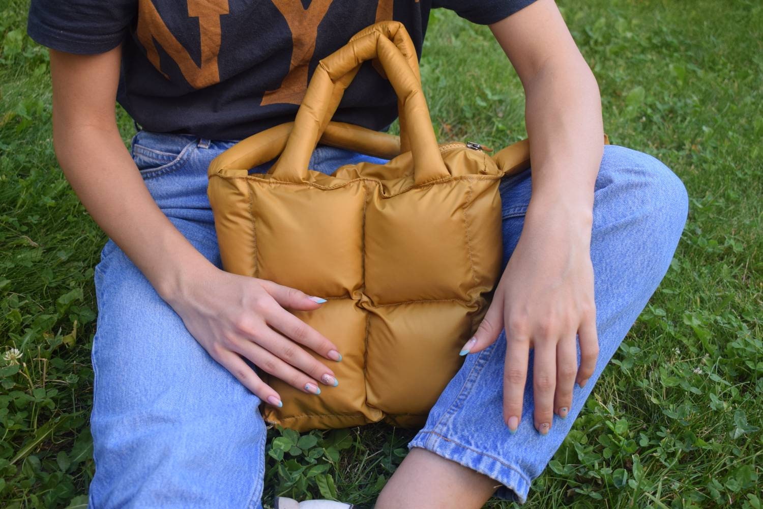 無料配送 ★ THEAIRTOWN ★ dope big shoulder bag_5 color Gold Color Puff Bag | Mid-size | Versatile and Stylish