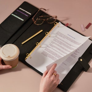 Organiseur de reliure à anneaux A4 personnalisé|Portefeuille A4 de luxe|Pochette A4| 4 bagues en or| Cadeaux pour professeur/mariage| Portfolio A4 en cuir végétalien