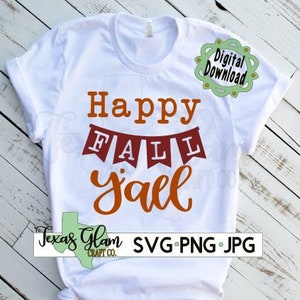 Puede incluir: Camiseta blanca con el texto "Happy Fall Y'all" en naranja y rojo. El texto "Fall" está en una pancarta con rayas rojas y blancas. El texto "Texas Glam Craft Co." está en la esquina inferior izquierda de la camiseta. El texto "SVG PNG JPG" está en la esquina inferior derecha de la camiseta.