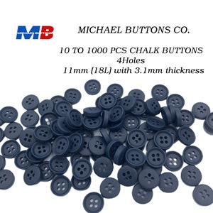 Può includere: Un mucchio di bottoni in gesso blu scuro da 11 mm (18L) con quattro fori ciascuno. I bottoni sono spessi 3,1 mm. Il testo sull'immagine recita "MICHAEL BUTTONS CO. 10 TO 1000 PCS CHALK BUTTONS 4Holes 11mm (18L) with 3.1mm thickness".