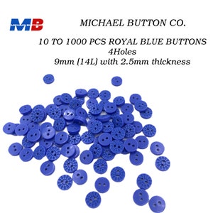 Puede incluir: Un montón de botones de plástico azul real de 9 mm (14L) con 4 agujeros y un grosor de 2,5 mm. Los botones tienen un diseño decorativo alrededor del borde.