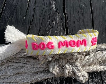 Pulsera de declaración bordada pulsera de amistad de lona pulsera tejida fuente bordada, estilo boho, pieza, DOG MOM ecru rosa