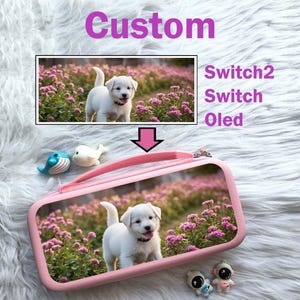 Pode incluir: Uma capa rosa para console Switch com uma foto de um filhote branco em um campo de flores rosas. A capa tem zíper e alça. A palavra "Custom" está escrita em roxo. Projetada para consoles Switch2 e Switch OLED.
