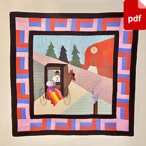 Puede incluir: Una colcha colorida que representa un carruaje tirado por un caballo con dos figuras en su interior, un granero rojo con un círculo blanco en el centro y tres árboles verdes. La colcha está enmarcada con un borde negro y un borde multicolor con cuadrados rosas, rojos y azules.
