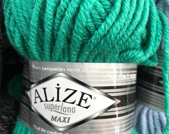 以下が含まれることがあります： 「Alize Superlana Maxi」というラベルが付いた緑色の毛糸の玉。トルコ語で「Yünlü karışımları tercih ediniz」と英語で「Feel the comfort of wool blend」と書かれている。