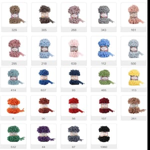 Puede incluir: Una colección de madejas de hilo coloridas en varios tonos, incluyendo blanco, rosa, azul, verde, naranja y marrón. Cada madeja está etiquetada con un número. Ideal para proyectos de tejido y ganchillo.
