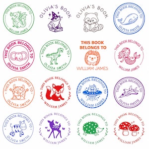 Puede incluir: Una colección de dieciséis sellos de goma circulares con diversas ilustraciones que incluyen un dragón, rana, mapache, ballena, elefante, dinosaurio, erizo, sirena, monstruo, zorro, OVNI, jet, cebra, ciervo y setas con el texto This Book Belongs To.