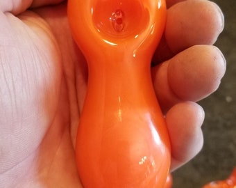 赤みがかったオレンジ色の液体が入った新しいガラスパイプには、CaTからの無料ギフトが付属しています