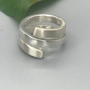 Wickel silber Ring / 925 Sterling Silber Ring / Moderner Satin Veredelung / Minimalistischer Ring / Ring für Frauen / Valentinstag Geschenk / Geschenk für Sie