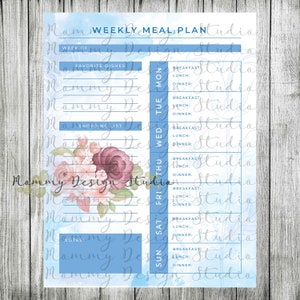 Op de afbeelding: Een wekelijkse maaltijdplanner om af te drukken met een aquarelontwerp. De bovenkant van de pagina luidt "WEEKLY MEAL PLAN". Het ontwerp bevat een bloemstuk en secties voor elke dag van de week, een boodschappenlijst en notities.