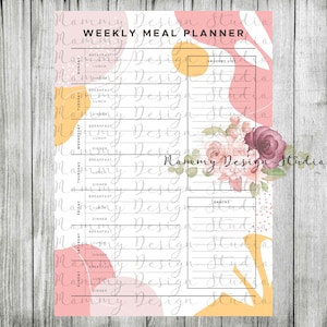 Puede incluir: Un planificador de comidas semanal con un diseño abstracto rosa y amarillo. El planificador incluye secciones para cada día de la semana, con espacios para el desayuno, el almuerzo y la cena, además de una lista de compras y una sección de refrigerios. El texto "WEEKLY MEAL PLANNER" está en la parte superior.