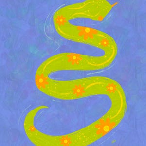 Könnte beinhalten: Eine grüne Schlange mit orangefarbenen Blumen auf blauem Hintergrund.