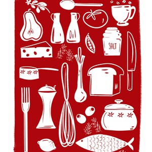 Puede incluir: Ilustración roja y blanca de artículos de cocina, que incluyen una pera, botellas de aceite, tomate, taza de café, salero, cuchillo, tenedor, batidor, limón, aceitunas, pan y un pez. La imagen tiene un estilo vintage.