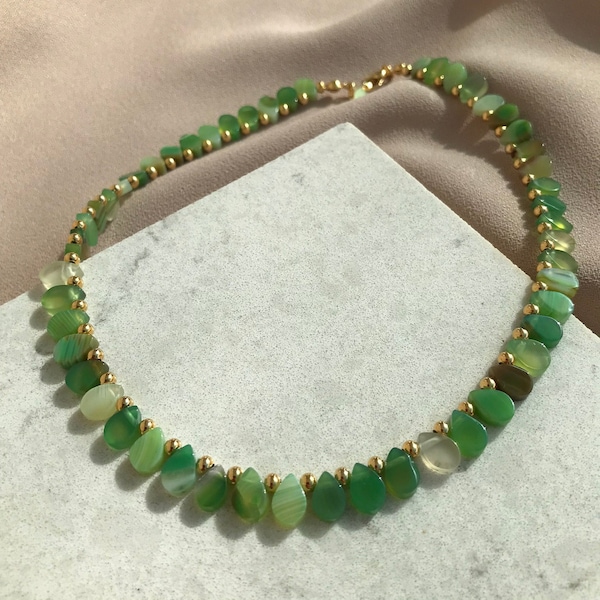 NUOVO ! Girocollo di design in agata verde, pietra di agata tagliata a goccia, girocollo in pietra naturale, collana di agata con perline a sfera d'oro, regali per il giorno speciale, regalo della mamma