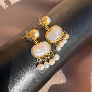 Einzigartige elegante baumelnde Perlenohrringe mit natürlicher quadratischer Perle