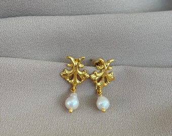 Mini pendientes de oro con perla barroca natural Fireball
