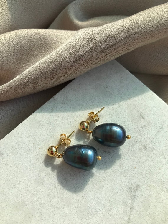 Boucles D'oreilles Pendantes Noires Et Dorées – Perles Baroques Et Effet Cuir Damasquiné – Style Rétro