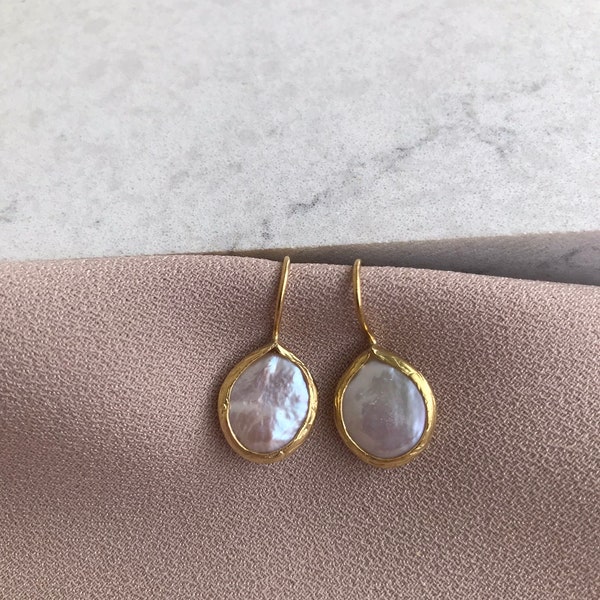 NOUVEAU ! Boucles d'oreilles minimalistes rondes en perles blanches, boucles d'oreilles plates en or, vraies perles baroques, boucle d'oreille élégante, bijoux de mariée, cadeau pour une mère