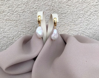 Pendientes de oro con perla barroca y bola de fuego grande con candado
