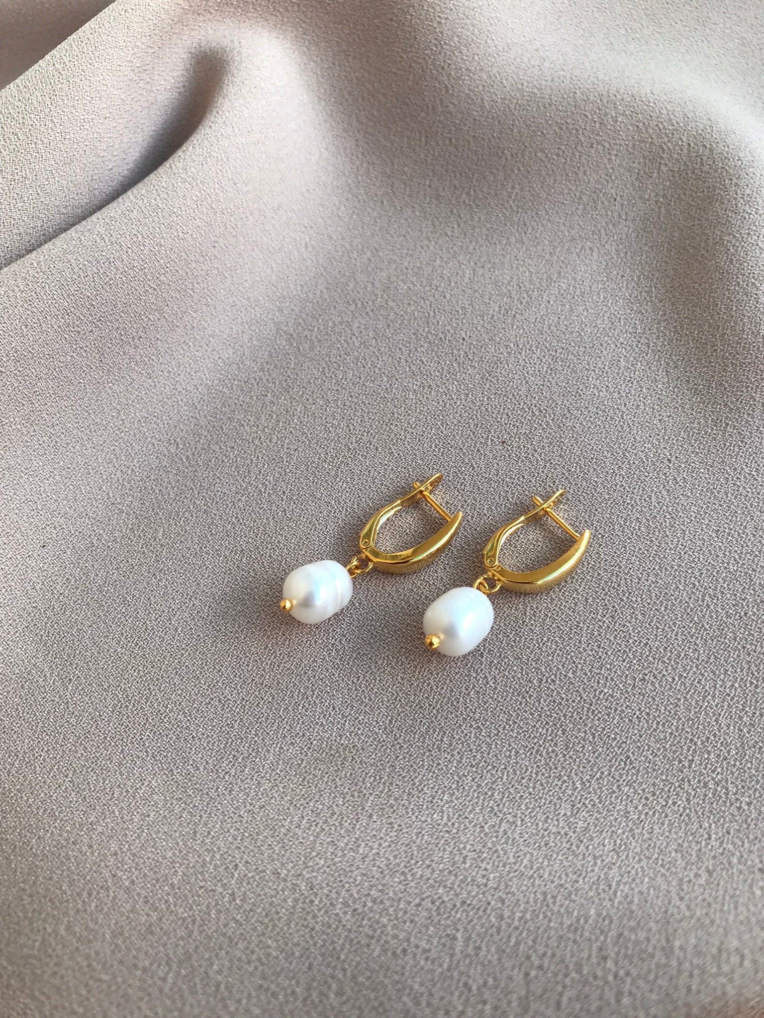 Boucles D'Oreilles Dormeuses En Perles De Culture Baroques - Plaqué Or Jaune - Rose-Mimosa - Neuf