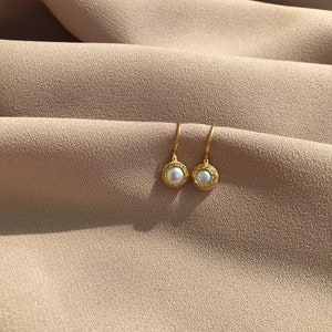 NEW ! Minimalist Round Pearl Earrings, Flat Pearl Gold Earrings, Real Baroque Pearl, Elegant Earrings, Bridal Jewelry, Mother&#39;s Day Gift