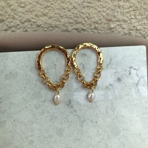 Real Baroque White Pearl Earrings, Gold Semicircle Chain Earrings, 24K Gold Elegant Earrings ,Mother&#39;s Day Gift, Gift for Her, Unique Gift