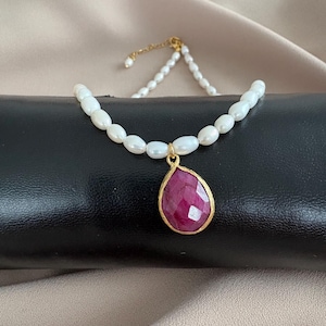 Halsband med äkta pärlor, naturlig rubin och pärlslipning