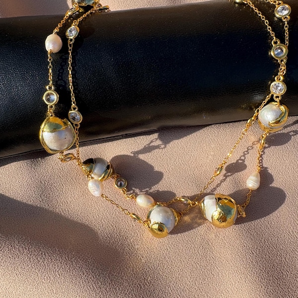 Collana lunga con combinazione di perle e catena solitaria in perle barocche color oro gelato