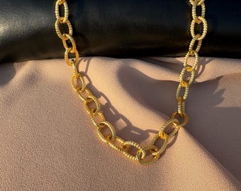 Collar ovalado con diseño llamativo y atemporal