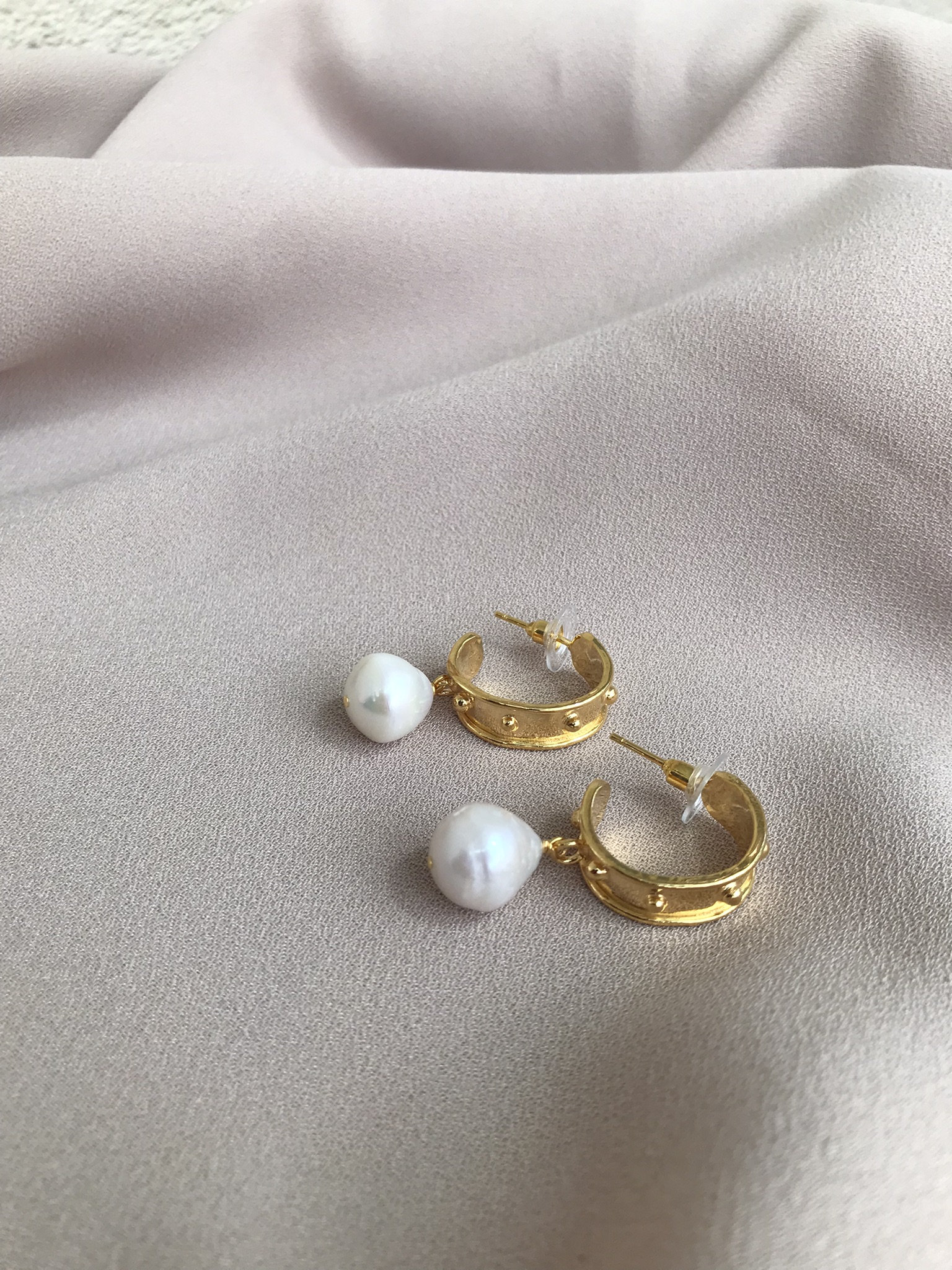 アクセサリーその他 MIDNIGHT MOMENT - half hoop pearl earring - gold Pearl Cluster Pierced Hoop Earrings