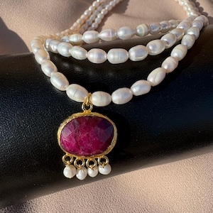 Colar exclusivo de três fileiras de rubis e pérolas de cevada genuínas