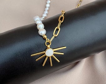 Collier avec chaîne et pendentif en nacre et soleil